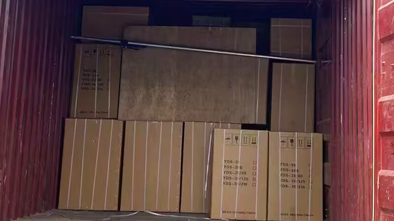 30升35升液氮罐出口裝車，發(fā)往新加坡